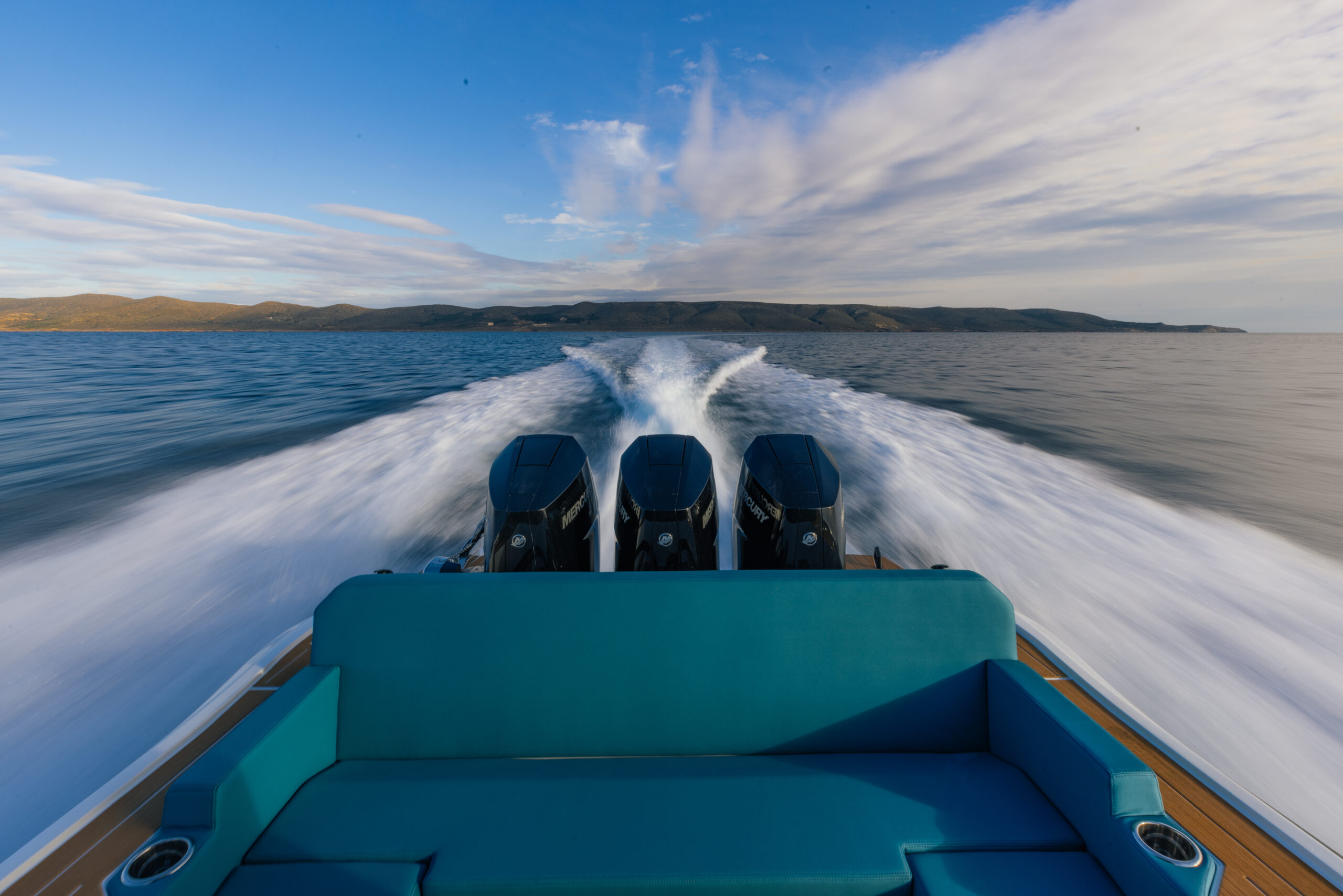 Μπροστινό μέρος του σκάφους με χώρο ηλιοθεραπείας