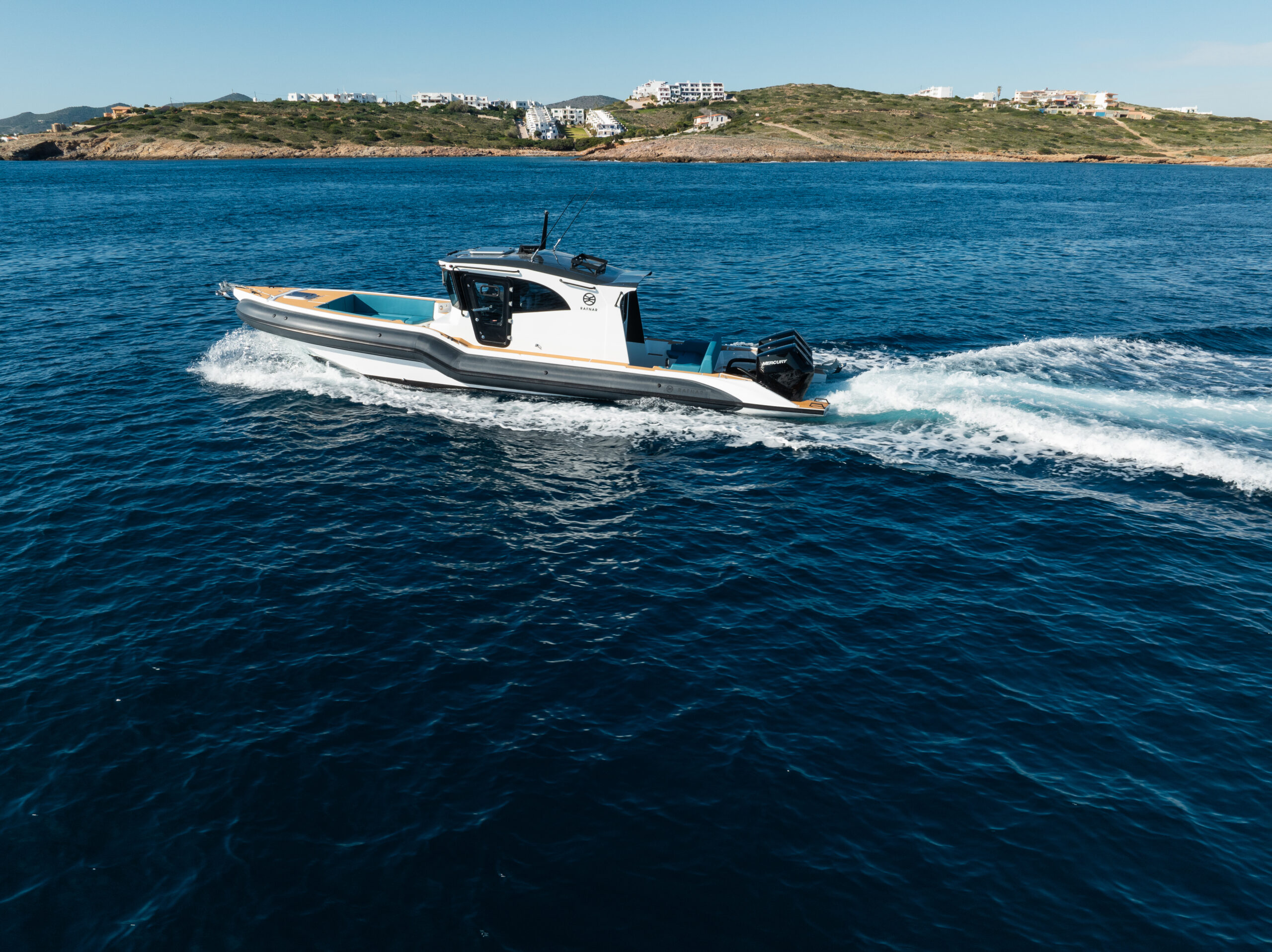 Μπροστινό μέρος του σκάφους με χώρο ηλιοθεραπείας