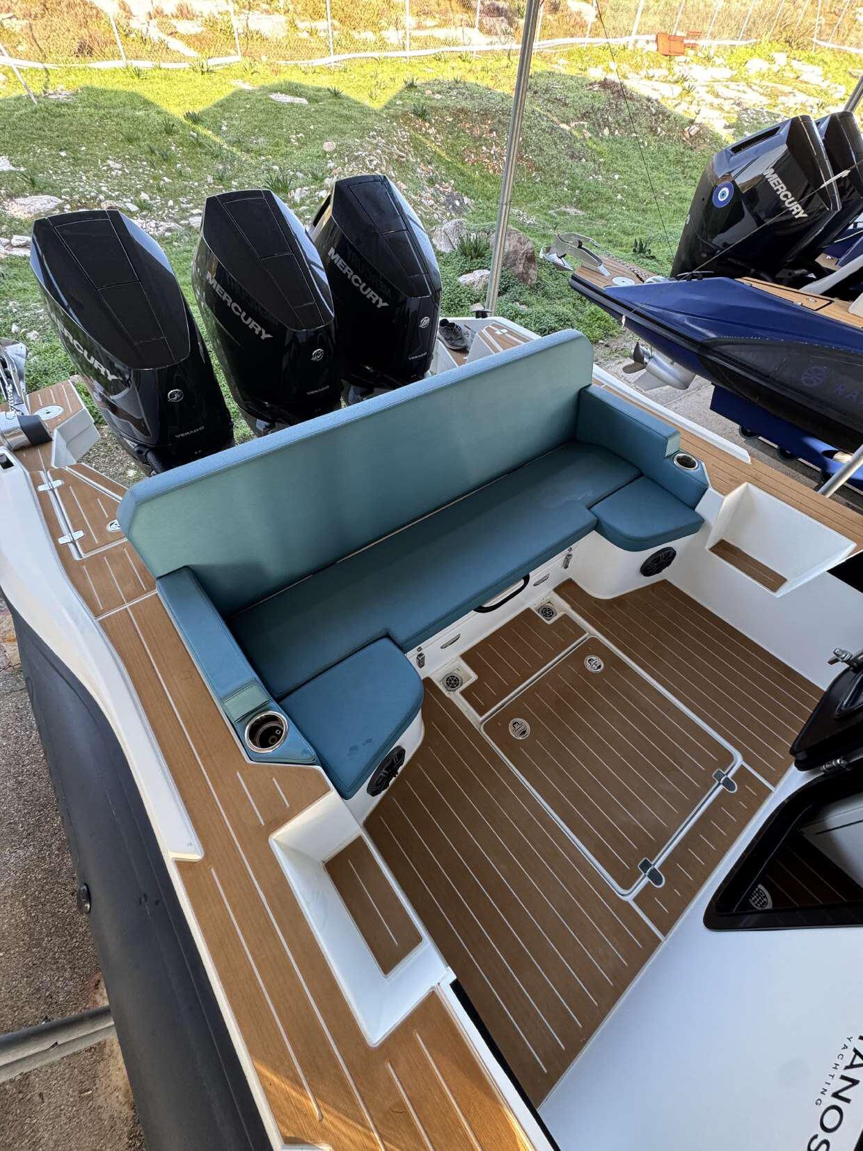 Πίσω μέρος του σκάφους με καθίσματα και μηχανή