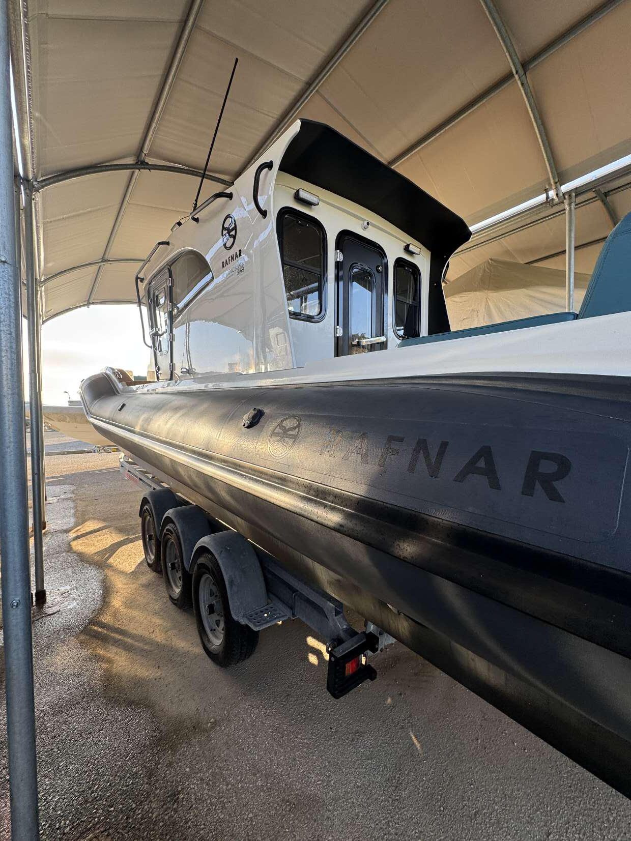 Το σκάφος εν πλω στη θάλασσα κοντά στη Χαλκίδα